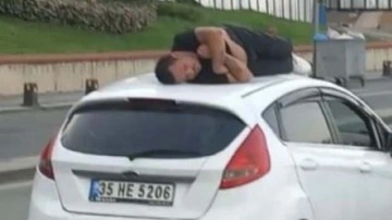 Üsküdar'da ilginç görüntü, otomobilin üzerinde uyudu