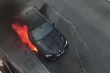 Üsküdar'da korku dolu anlar: Otomobil alev alev yandı