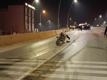 Üst geçitte ilerleyen SUV araç motosiklete çarptı: 2 ölü
