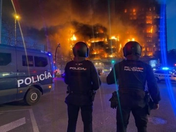 Valencia'da 14 Katlı Bir Binada Yangın Çıktı