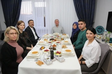 Vali Ali Çelik ile eşi Nezihe Çelik şehit ailesiyle iftar yaptı
