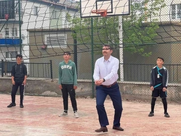 Vali Ayhan öğrencilerle voleybol oynadı
