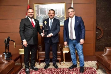 Vali Bektaşoğlu’na Zonguldak Hentbol Spor Kulübü’nün formasını hediye ettiler

