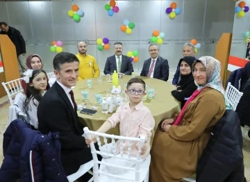 Vali Hüseyin Aksoy Down sendromlu çocuklar ve aileleriyle bir araya geldi
