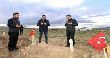 Vali Kızılkaya depremde hayatını kaybeden vatandaşların mezarını ziyaret etti