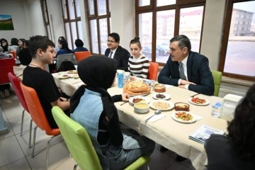 Vali Mustafa Çiftçi, Prof. Dr. Necmettin Erbakan Fen Lisesi Öğrencileriyle İftarını Açtı