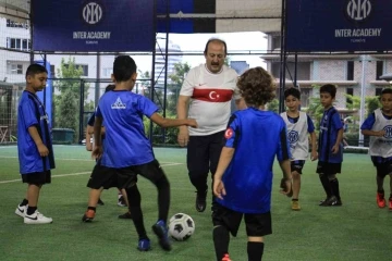 Vali Pehlivan, çocuklarla futbol oynadı
