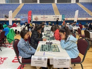 Van’da ödüllü satranç turnuvası son buldu
