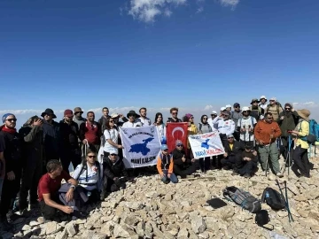 Van Gölü için 3 bin 537 rakımlı Artos Dağı’na tırmanıldı
