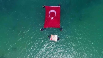 Van Gölü’nde dev Türk bayrağı dalgalandı
