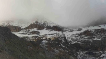 Van’ın Artos Dağı ile Karabet Geçidi’nde mevsimin ilk karı yağdı

