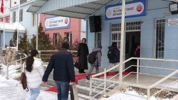 Van’ın ilçeleri Özalp ve Saray’da okullar bir gün tatil edildi
