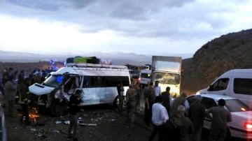 Van'da kamyon ile yolcu minibüsü çarpıştı: 1 ölü, 11 yaralı