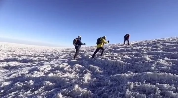 Vanlı dağcılar 1 ay içerisinde üçüncü kez Ağrı Dağı’na tırmandı
