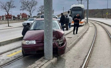 Virajı alamayan otomobil tramvay yoluna girdi
