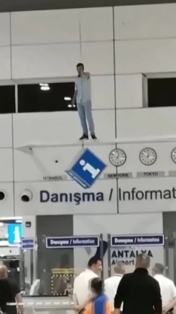 Yabancı turistin havalimanındaki intihar teşebbüsü ve kurtarılma anları  kamerada
