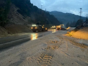 Yağmurdan kapanan yolu Büyükşehir ekipleri kısa sürede açtı
