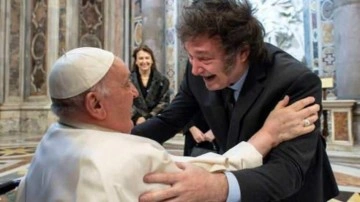 "Yahudi olabilirim" diyen siyasetçi, "embesil" dediği Papa'ya sarıldı