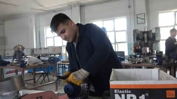 Yalova’da meslek liseli öğrenciler depremzedeler için sac soba üretiyor
