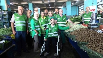 Yalova’da pazarcılar serebral palsi farkındalığı için yeşil yelek giydi
