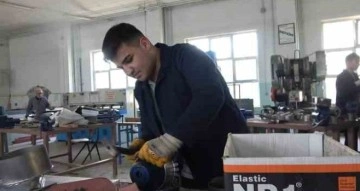 Yalova’da meslek liseli öğrenciler depremzedeler için sac soba üretiyor