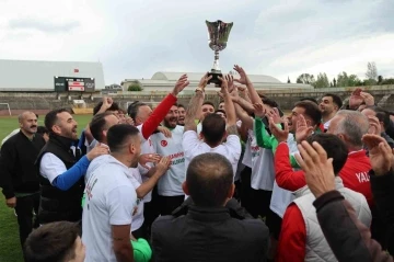 Yalovaspor şampiyonluk kupasını kaldırdı
