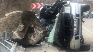 Yamaçtan kopan kaya kamyonetin üzerine düştü: 4 ölü