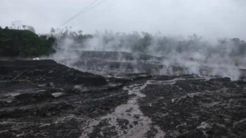 Yanardağdan çıkan lavlar yerleşim yerine yaklaştı: 2 bin kişi tahliye edildi