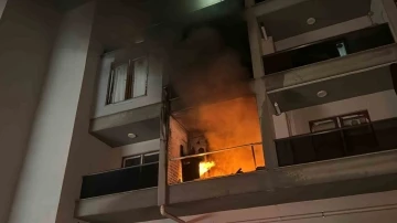 Yangında apartmanda mahsur kalanları itfaiye kurtardı
