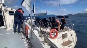 Yardım talebinde bulunan yelkenli teknedeki 29 göçmen kurtarıldı
