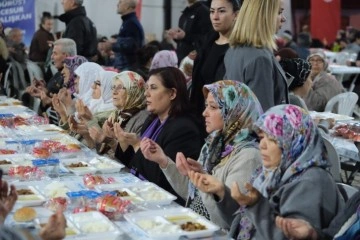 Yavuzköy'de Şehitler İçin Düzenlenen Yemekte Köylülerle Buluşan Özlem Çerçioğlu