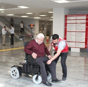 Yeni Osmaniye Devlet Hastanesi’nde hastalar, elektrikli araçlarla taşınıyor