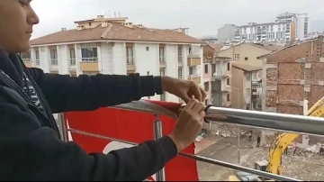 Yerdeki Türk bayrağını önce kaldırıp öptü, ardından yıkayıp balkona astı
