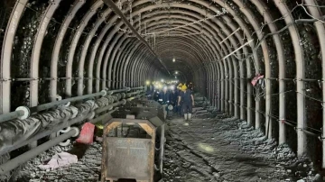 Yerin yüzlerce metre altındaki maden işçilerinin açlık grevi sona erdi
