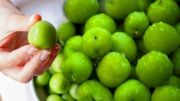Yeşil eriğin içindeki vitaminler nelerdir? Ekşi eriğin faydaları ve zararları…