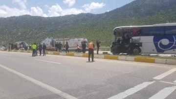Yolcu otobüsü, yol temizleme aracına çarptı: 1 ölü, 15 yaralı