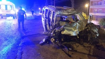 Yolcu otobüsüyle hafif ticari araç çarpıştı! 2 ölü, 8 yaralı