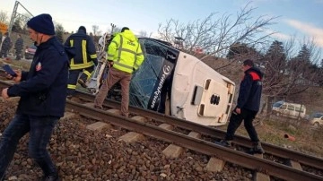 Yolcu treni işçi servisine çarptı: 27 yaralı