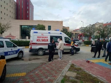 Yolda fenalaşan genç kız ambulansla hastaneye kaldırıldı
