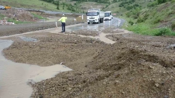Yozgat’ta şiddetli yağış toprak kaymasına neden oldu, trafikte aksamalar yaşandı
