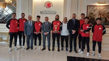 Yozgat Valisi Özkan, bölge birinciliğine ulaşan sporcuları tebrik etti
