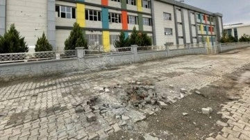 YPG/PKK'lı teröristlerin saldırısında hasar gören okulun etrafındaki enkaz kaldırıldı