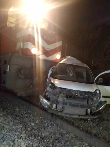 Yük treni hemzemin geçitte araçla çarpıştı: 1 yaralı

