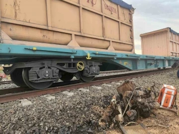 Yük trenini traktöre çarptı: 1 ölü, 1 yaralı
