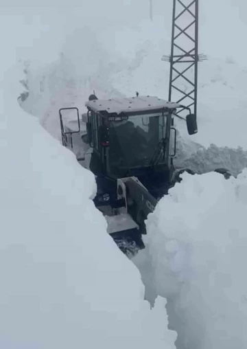 Yüksekova’da 4 metrelik kar tünelinde çalışma
