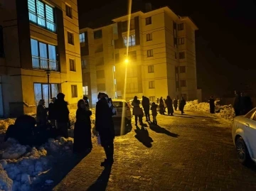 Yüksekova’da deprem sonrası vatandaşlar korkudan evlerine giremiyorlar
