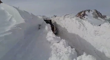 Yüksekova’da kar tünellerinde ekiplerin zorlu çalışması
