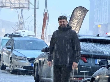 Yüksekova’da önce yağmur ardından kar yağışı başladı
