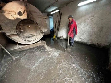 Yüksekova'da Şiddetli Yağışlar Kalorifer Dairesini Sular Altında Bıraktı