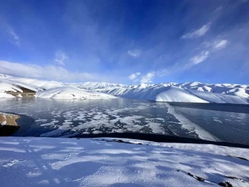 Yüksekova’daki Dilimli Barajı kısmen dondu

